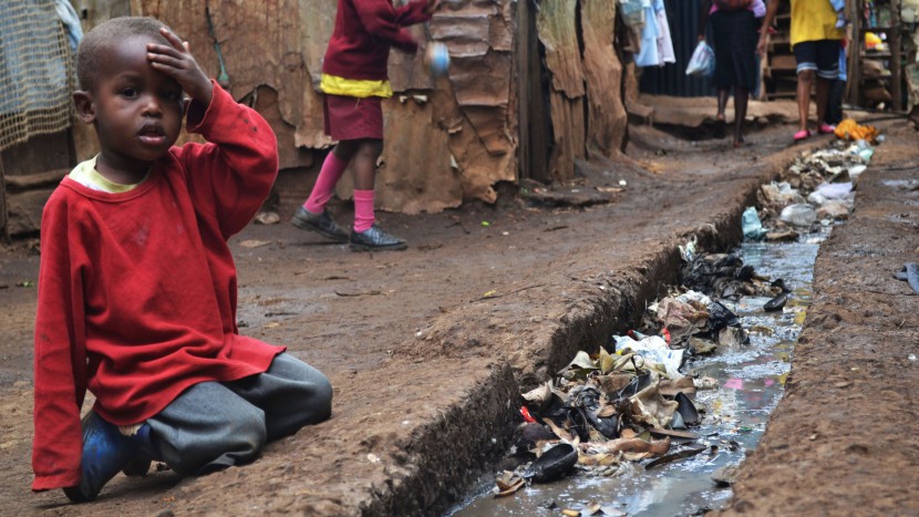 Junge in einem Slum in Nairobi.