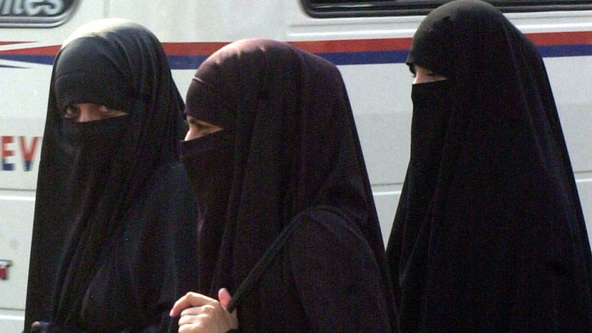 In der Schweiz hätten Gesichtsverhüllungen nichts zu suchen, findet SVP-Nationalrat Walter Wobmann. Mit einer Initiative will er ein Burkaverbot durchsetzen.