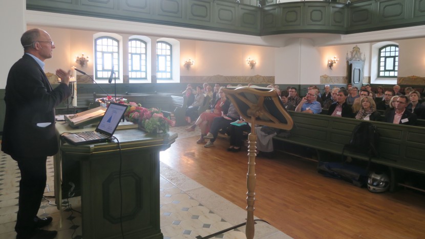 Ralph Kunz referiert in Gossau vor den Synodalen.