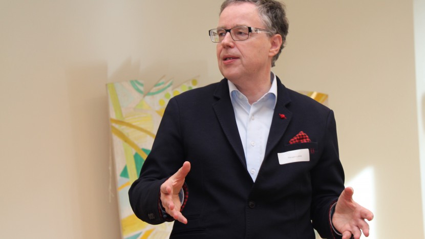 Tillmann Luther führt in Liestal BL an einer Veranstaltung des Pfarramts für weltweite Kirche in die Kunst des Redens ein.