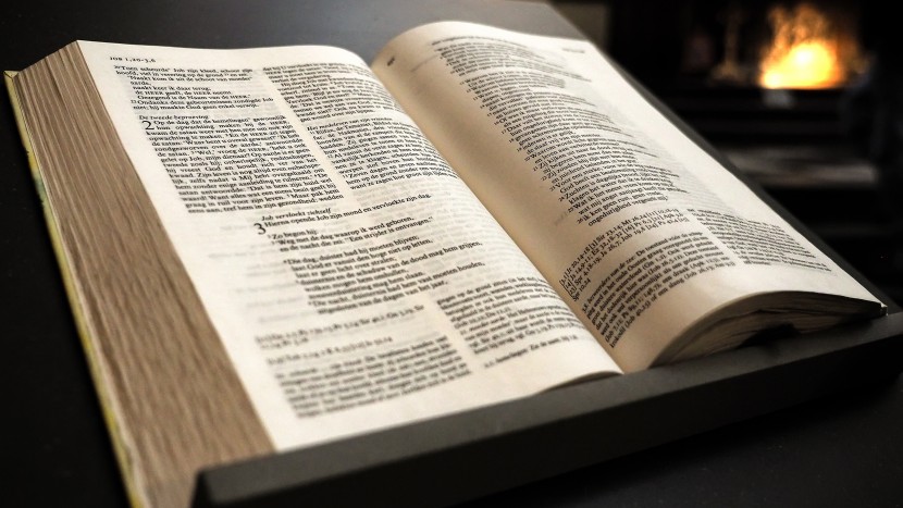 Eine zweisprachige Bibel soll her: französisch/deutsch Seite an Seite.