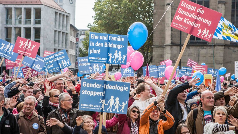 Mehr als 5000 Menschen standen für «Demo für alle» in Stuttgart auf der Strasse und setzen sich für die Ehe von Mann und Frau ein.