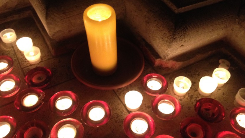 Die Nacht der Lichter nach der Nacht der Terrors: Kerzen im Grossmünster.