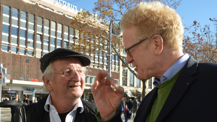Stelldichein im Bibeltram: Peter Bichsel und Niklaus Peter (rechts).