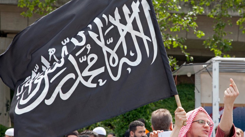 Deutsche Jugendliche unter dem Banner des Islamismus.