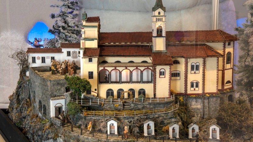 Der Künstler Walter Gianotti hat den Wallfahrtsort Madonna del Sasso in Orsolina als Krippe nachgebaut.