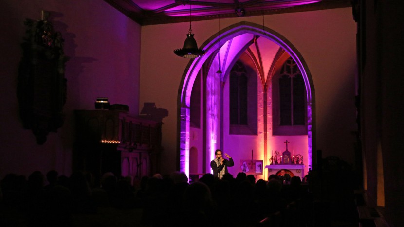 Stimmungsvoll: ein Poetry Slammer in der St. Anna-Kapelle.