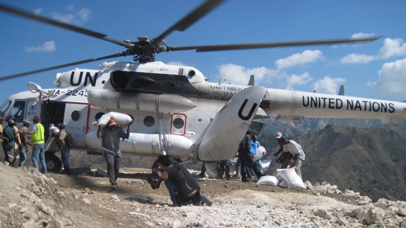 Ein Beispiel für humanitäre Hilfe: Nahrungsmittel werden nach dem Erdbeben in Haiti 2010 verteilt.