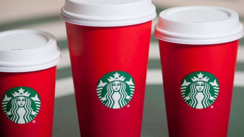 Die Weihnachts-Starbucks-Becher dieses Jahres sind schlichtweg «nur» rot. Ohne jegliche Rentiere.