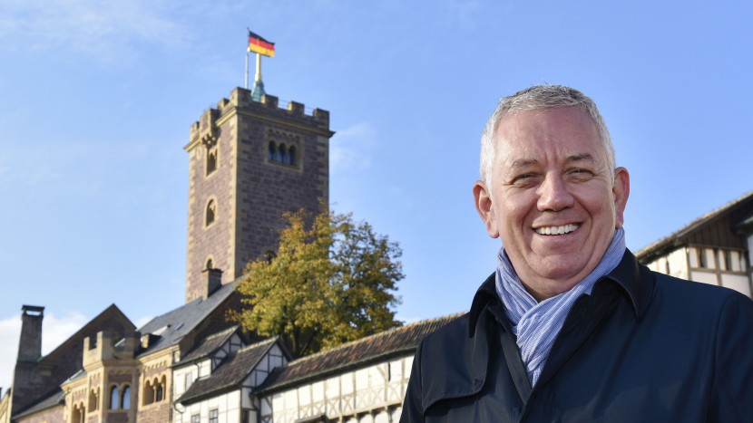 Lächeln für Luther: Röbi Koller vor der Wartburg in Eisenach.
