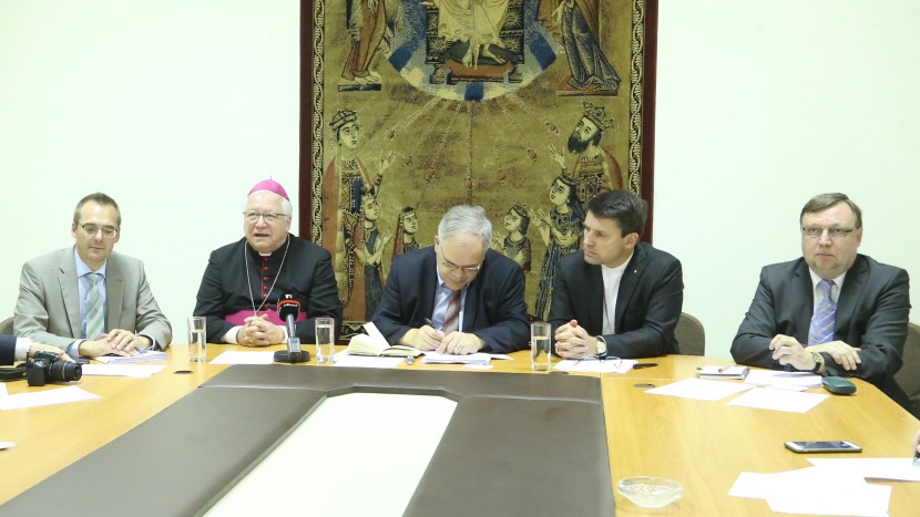 Erwin Tanner, Generalsekretär der Bischofkonferenz, Bischof Markus Büchel, Walter Müller (Kommunikationchef der Bischofskonferenz), Kirchenbundspräsident Gottfried Locher und Serge Fornerod, Leiter Aussenbeziehungen des Kirchenbundes (von links).