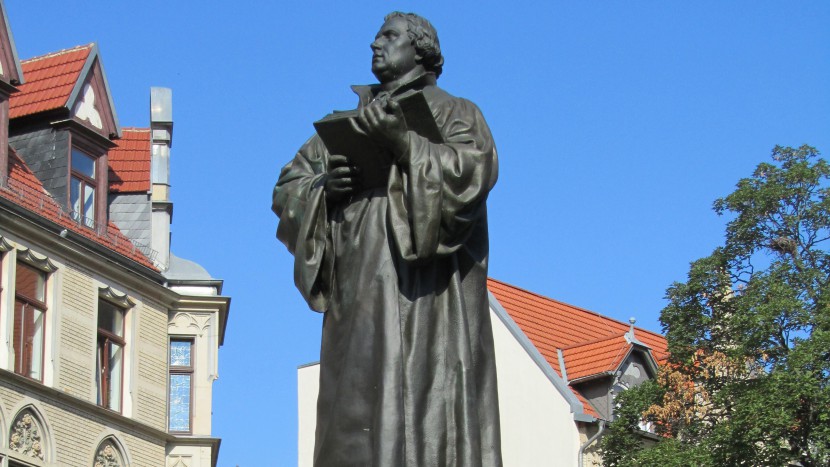 Das Lutherdenkmal in Erfurt darf keine Augenbinde erhalten.