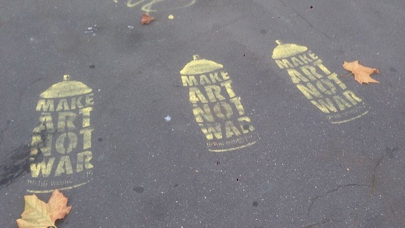 Kunst statt Krieg: Graffiti beim Stade de France nach den Anschlägen in Paris.