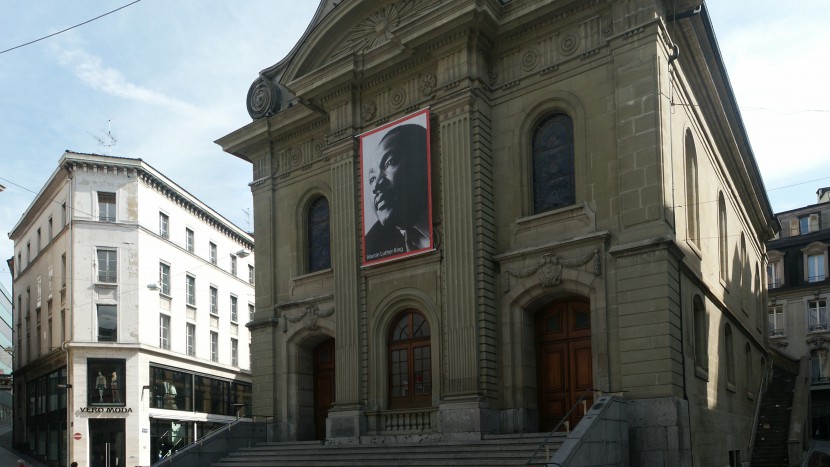 Kollektiv R und Migranten besetzen trotz Ultimatum die St.L Laurent Kirche in Lausanne.