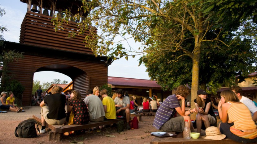 Jugendliche sind an einem Taize-Treffen miteinander im Gespräch.