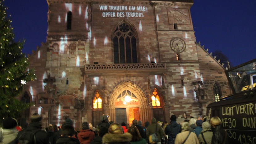 «We Shall Overcome»: Die Lichtinstallation zum Menschenrechtstag an der Fassade des Basler Münsters setzte ein Zeichen gegen Terror, Hass und Gewalt.