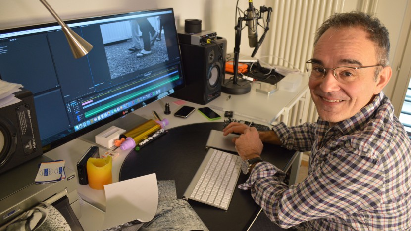 Füsse sind das Wichtigste auf der Flucht: Seelsorger Marcel Cavallo an seinem Videoschnittplatz.