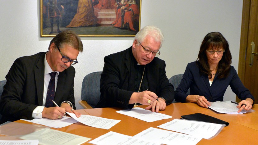 Eine Unterschrift für eine tragfähige Spitalseelsorge im Kanton St. Gallen (von links): Martin Schmidt, Kirchenratspräsident der ev.-ref. Kantonalkirche, Bischof Markus Büchel und Regierungsrätin Heidi Hanselmann.
