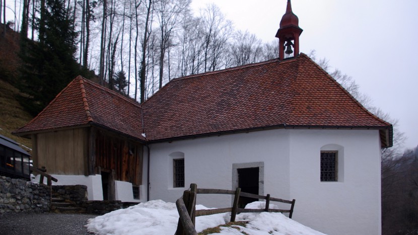 Flüeli-Ranft: An der Oberen Ranft-Kapelle in der Ranftschlucht erlebten Jugendliche eine Feier mit Friedenslicht aus Bethlehem.