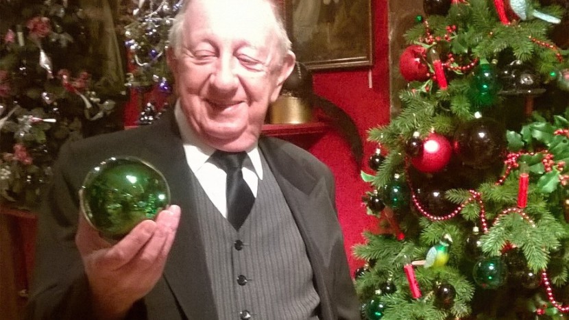 Zufrieden mit sich und seinen grünen Weihnachtskugeln: Johann Wanner.
