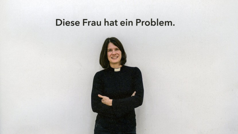 Auf dem Titelblatt von «bref»: Pfarrerin Carla Maurer.