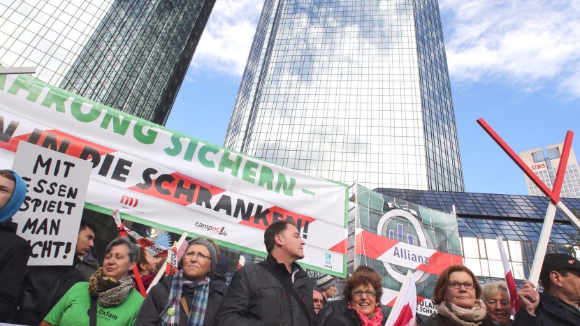 Demonstranten im Frankfurter Bankenviertel prangern die Spekulation mit Nahrungsmitteln an.
