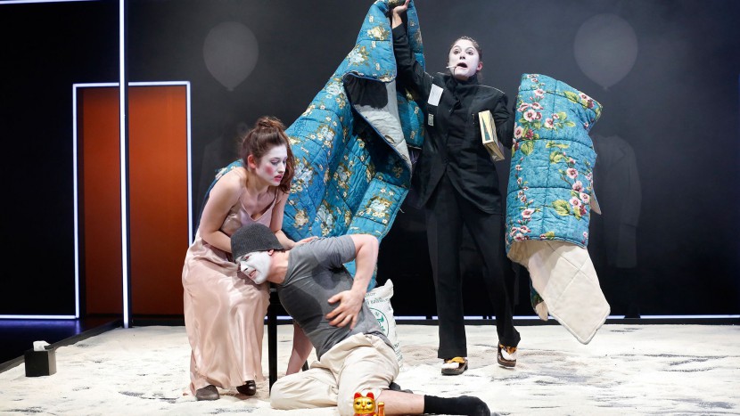 Zu «Der gute Mensch von Sezuan» wurde in Bern auch ein Theatergottesdienst durchgeführt – im Bild Deleila Piasko, Birger Frehse und Mariananda Schempp (von links).