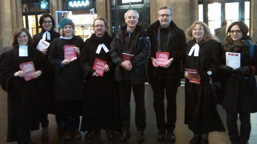 Diese Pfarrpersonen stehen dazu: Liv Kägi, Daniela Jerusalem-Stucki, Verena Mühlethaler, Res Peter, Karl Flückiger, Christoph Sigrist, Barbara Oberholzer und Dinah Hess (von links).