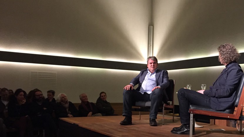 «Kaum tut einer schwierig, statuieren wir ein Exempel»: der umstrahlte Mike Müller, rechts Pfarrer Thomas Schüpbach.