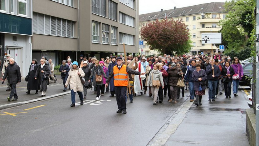 Teilnehmer am ökumenischen Kreuzweg 2014.