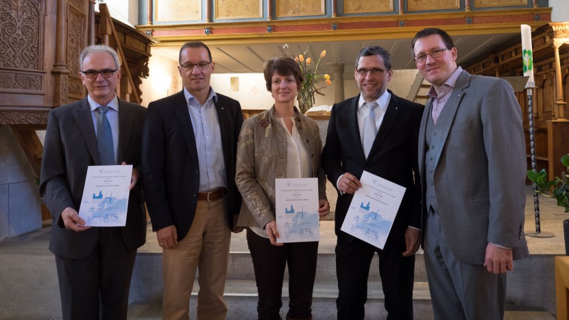 Stolz auf die Urkunde: Aurelio Casanova, Gemeindepräsident von Ilanz, Andreas Thöny (Kirchenratspräsident), Cornelia Camichel Bromeis (Dekanin), Jan-Andrea Bernhard (Kirchenhistoriker) und Mario Fischer von der GEKE (von links).