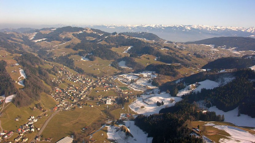 Aus 20 wird eins? Luftaufnahme der Gemeinde Bühler, Appenzell Ausserrhoden.