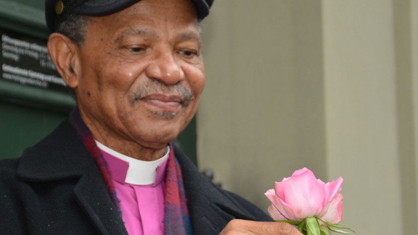 «Eine Rose aus Tanzania zugunsten der Projekte der Ökumenischen Kampagne»: Bischof Joseph Seoka aus Südafrika unterstützt das Verkaufsteam der Rosenaktion 2016 vor der Heiliggeist-Kirche in Bern.