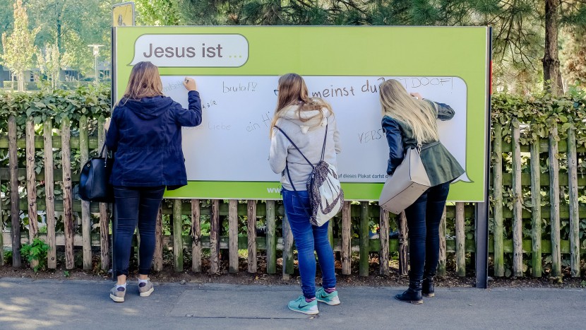 Jesus ist «Trendsetter», «Liebe» oder «brutal»? Die Kampagne «Jesus ist . . .» möchte mit Strassenplakaten Passanten motivieren, was sie von Jesus halten. Unterstützt wird sie von den Landes- wie auch Freikirchen.