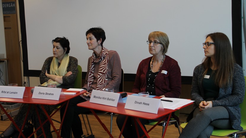 Auf dem Podium: Rifa'at Lenzin, Doris Strahm, Monika Hirt Behler und Dinah Hess.