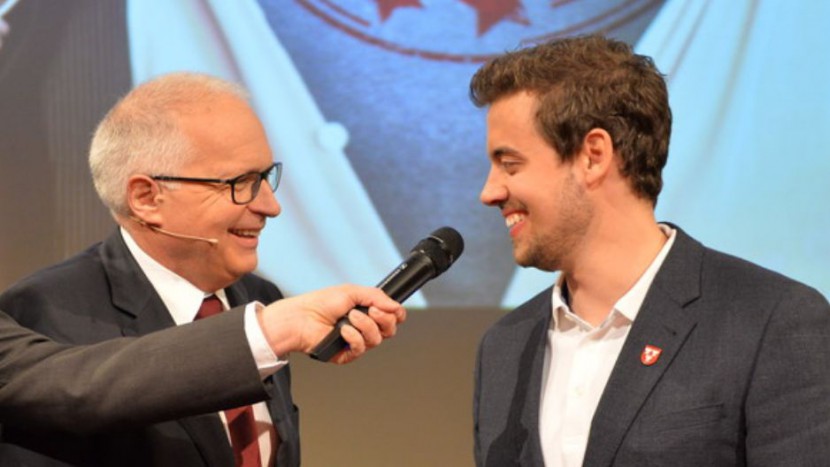 SRF-Direktor Ruedi Matter gratuliert Kevin Hirt.
