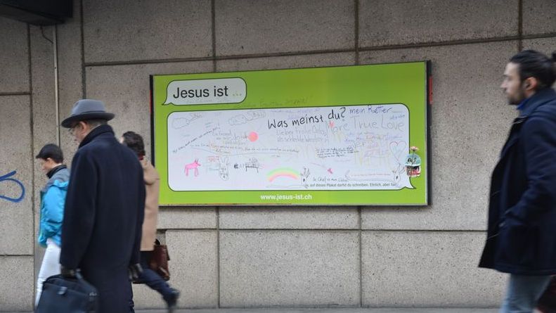 Ein Plakat der Kampagne beim Zürcher Bellevue.