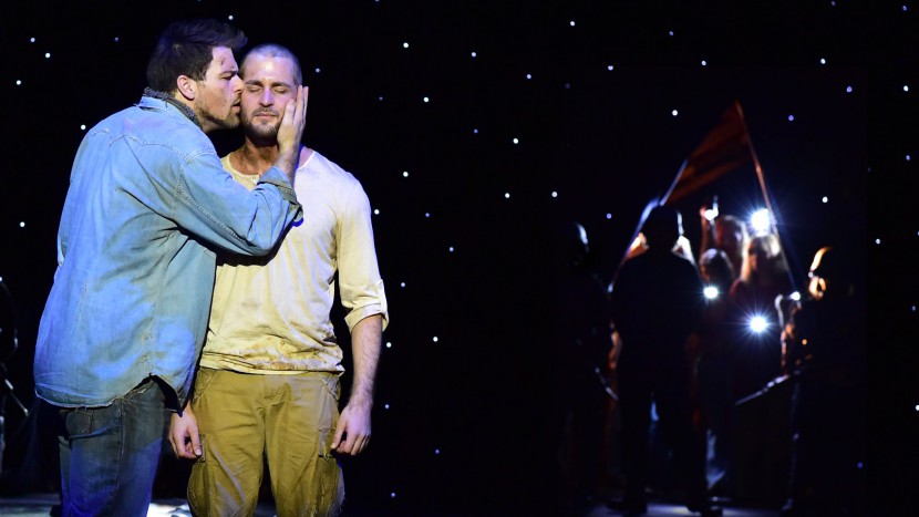 Der Judaskuss im Musical «Jesus Christ Superstar» auf der Bühne des Theaters Basel: Alexander Klaws als Jesus und Patrick Stanke als Judas.
