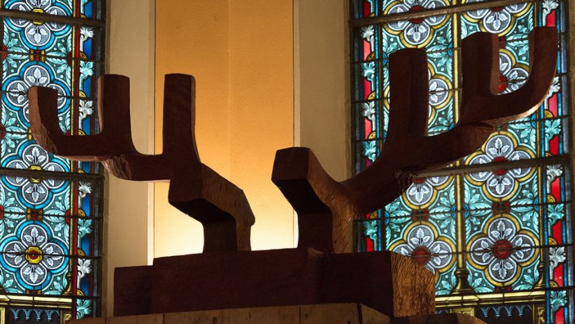 Reibt sich an der Kirche: Das Geweih der Skulptur «Zeitraum Hirsch, Lebensraum» in der Kirche Erlenbach.