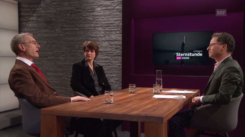 Man kann auch aus christlicher Sicht verschiedener Meinung zum Grundeinkommen sein: Hier diskutieren Pfarrer Peter Ruch und Pfarrerin Cornelia Camichel Bromeis in der «Sternstunde» (mit Norbert Bischofberger, rechts im Bild).