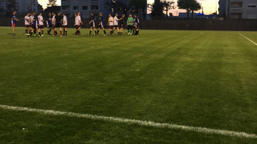 Religionen besiegen die Presse: Handshake nach dem Match.