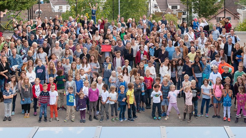 Im September 2015 organisierte das Komitee «Hier zuhause» in Kilchberg eine grosse Unterstützungsaktion gegen die Ausschaffung der Familie.