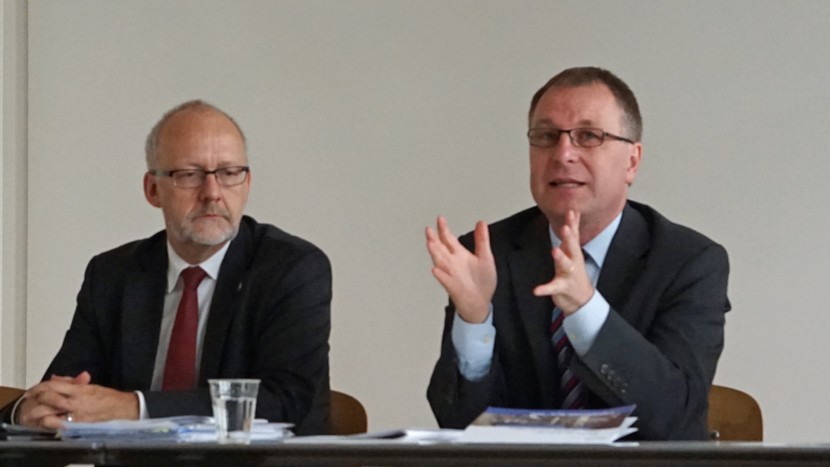 Kirchenrat Daniel Reuter (l.) und Kirchenratspräsident Michel Müller skizzierten vor den Medien ihre Pläne für die Zukunft der Zürcher Kirche.