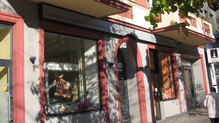 Hier lassen sich Flüchtlinge taufen: Eingang der Friedenskirche in Berlin-Charlottenburg.