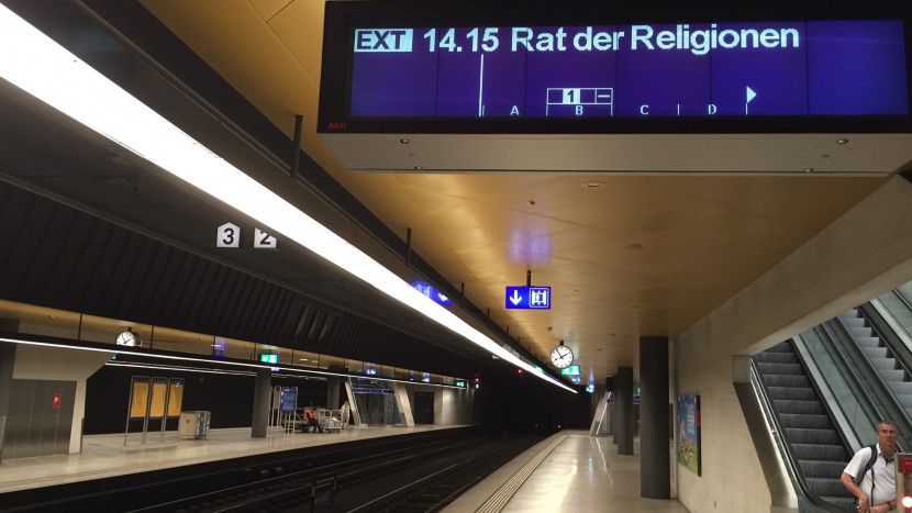 Jetzt kommt er: Warten auf den Zug der Religionen in Zürich.