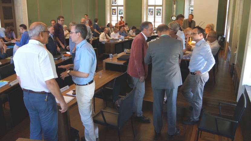 Pausengespräche am Grossen Kirchgemeinderat in Zug.