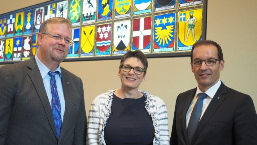 Mit sehr gutem Resultat wiedergewählt: Die Kirchenräte Frank Schuler und Barbara Hirsbrunner sowie Kirchenratspräsident Andreas Thöny (von links).