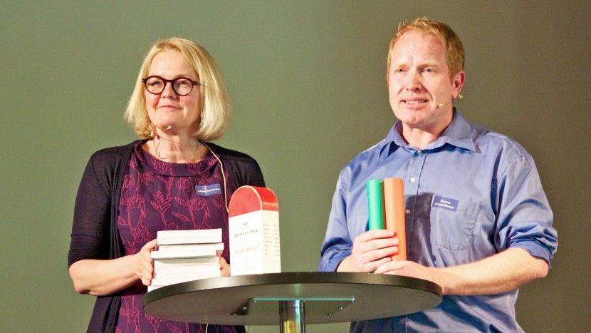 Juliane Hartmann und Thomas Schaufelberger präsentieren an der Vernissage das neue Ausbildungskonzept für Pfarrerinnen und Pfarrer «Perspektiven für das Pfarramt».