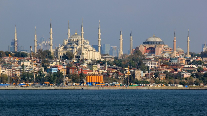 Der Islam spielt in der Türkei unter Präsident Erdogan eine zunehmend wichtigere Rolle. Blick auf die Sultan-Ahmed-Moschee und die Hagia Sophia in Istanbul.