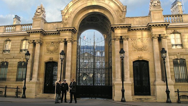 Der Haupteingang des Elysée-Palastes in Paris.